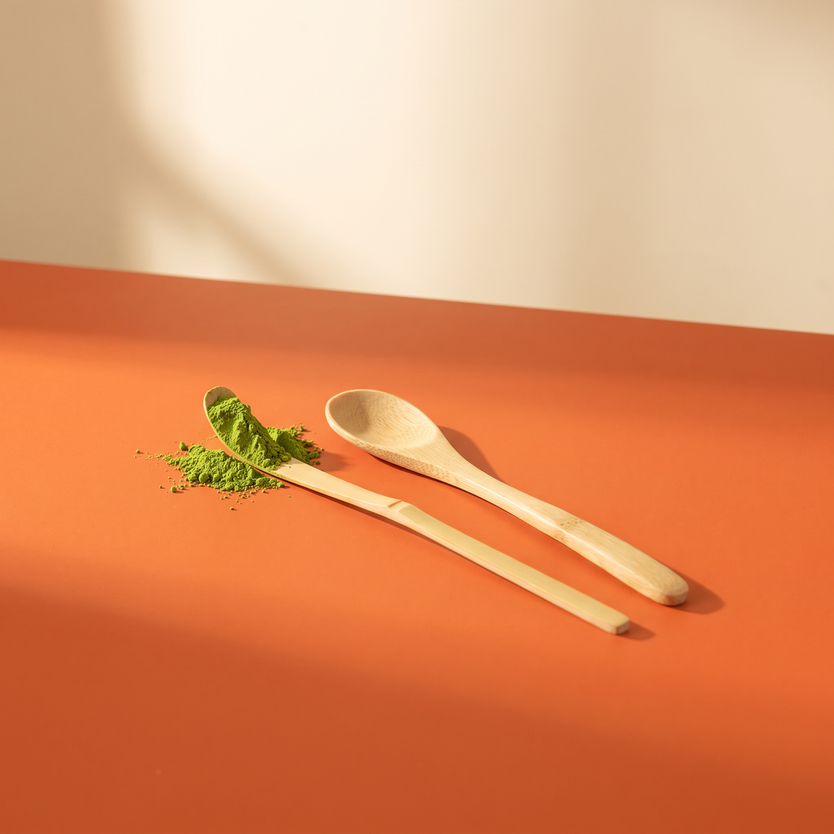 Chashaku mit Matcha und Bambuslöffel